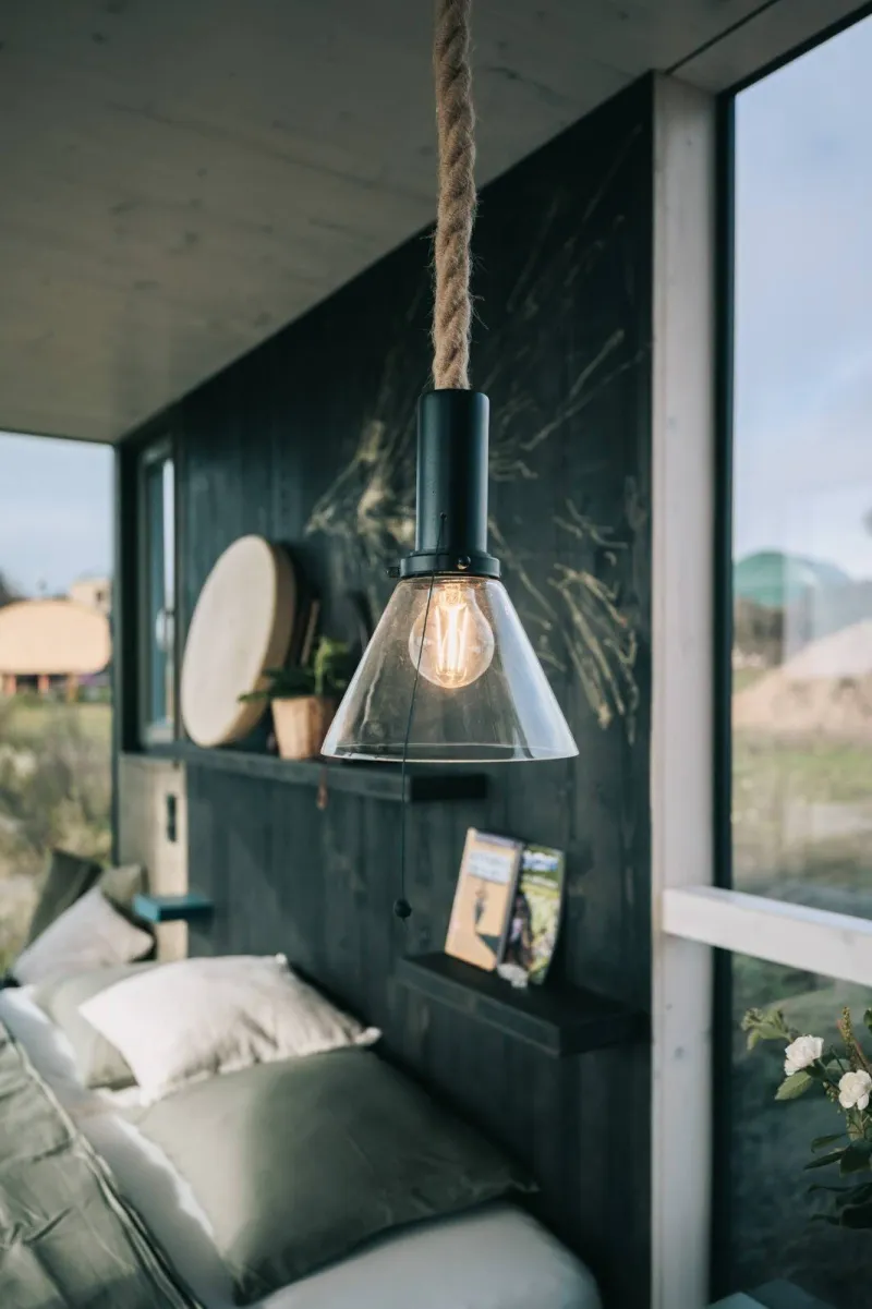 Závěsná lampa nad postelí s výhledem ven