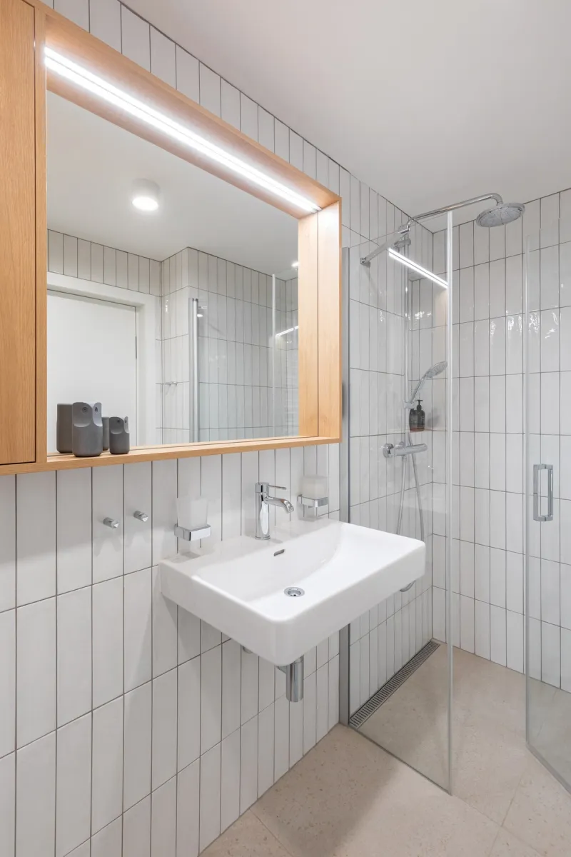 Koupelna s walk-in sprchou a dřevěným zrcadlem