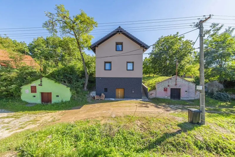Dům ve vinařské uličce mezi sklípky