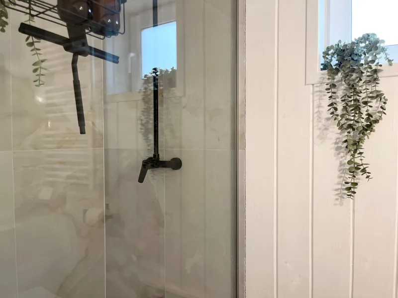 Sprchový kout se skleněnou zástěnou a černou baterií