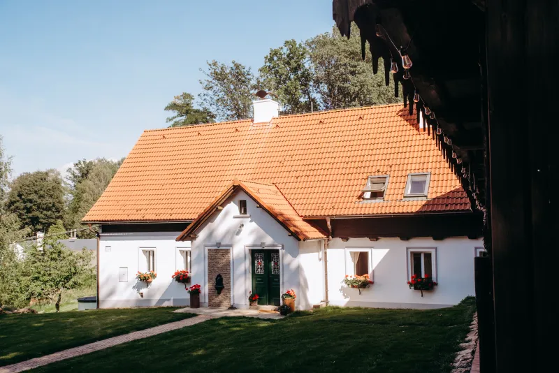 Pohled na dům od stodoly, ten nás baví!