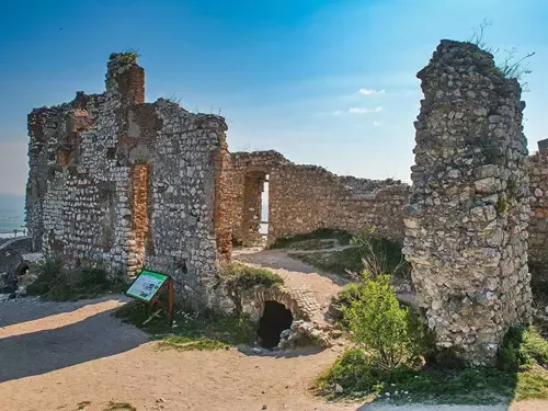 Zřícenina gotického hradu Dívčí hrady (Děvičky) – dominanta Pálavských vrchů