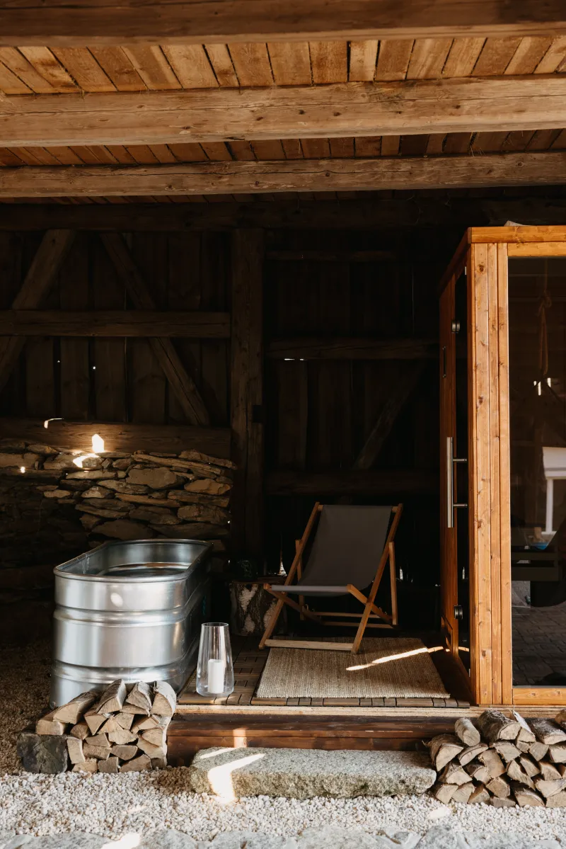 Finská sauna, otužovací vana. To vše v historické stodole. Nezní to jako pohoda?