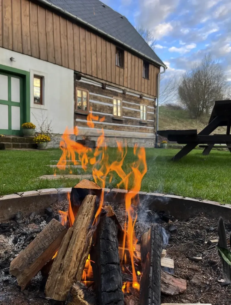 Zahrada s ohýnkem a plynovým grillem