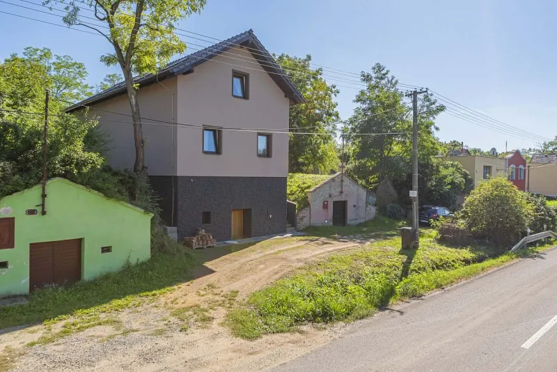 Moderní dům u silnice mezi vinnými sklípky