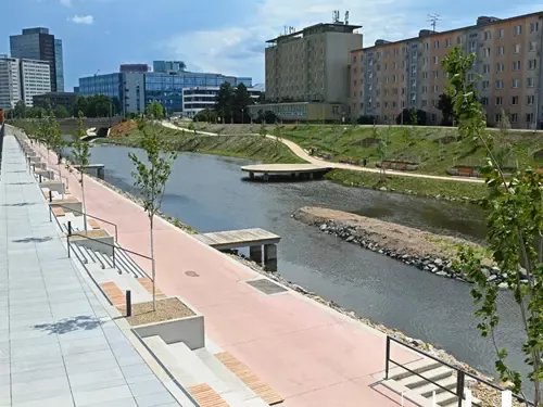 Rullerovo nábřeží – náplavka na Svratce v Brně