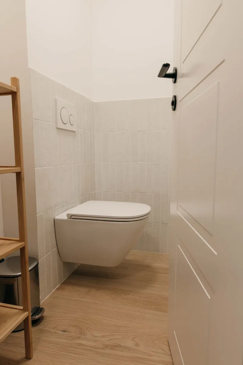 Samostatné WC se závěsnou toaletou a obklady