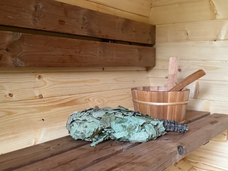Sauna s březovou metlou a dřevěným škopkem