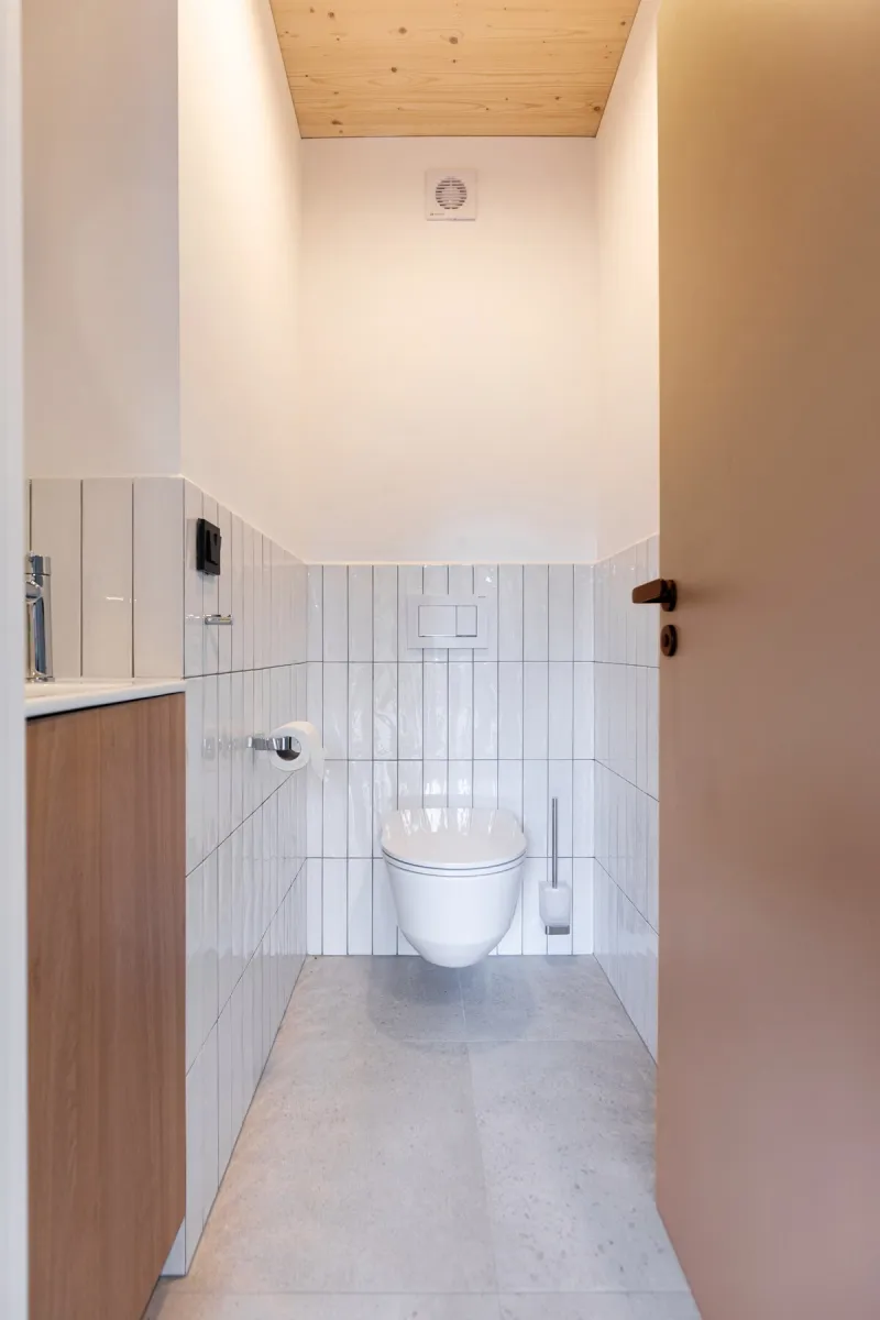 Samostatné WC s obkladem a dřevěným stropem
