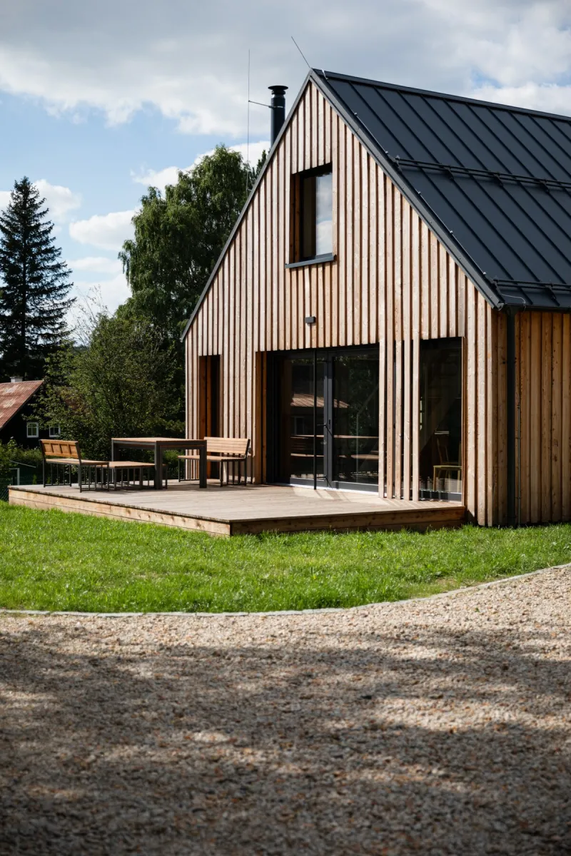 Moderní dřevěný dům s terasou a velkými okny