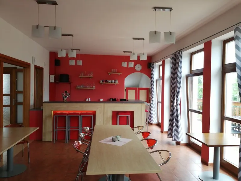 Společenská místnost s barem a velkými okny