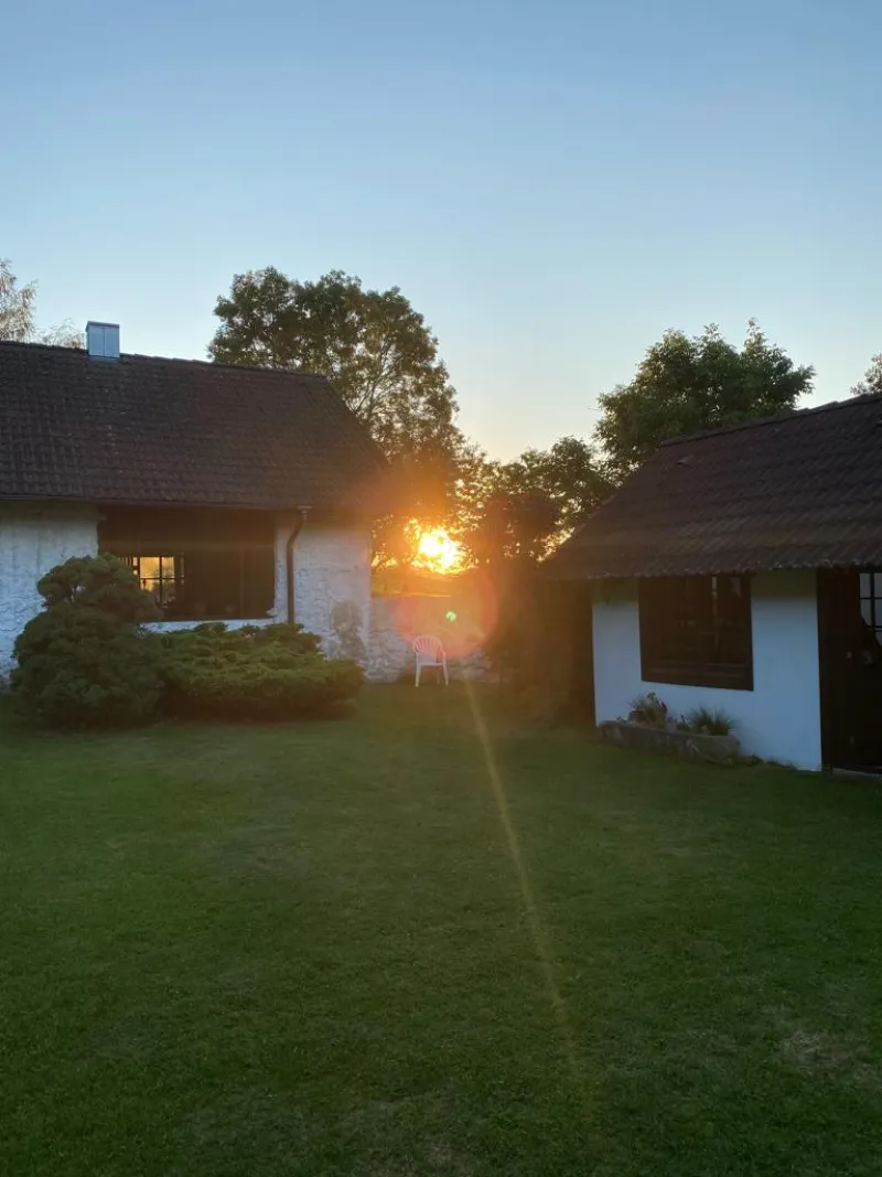 Chalupa se zahradou při západu slunce