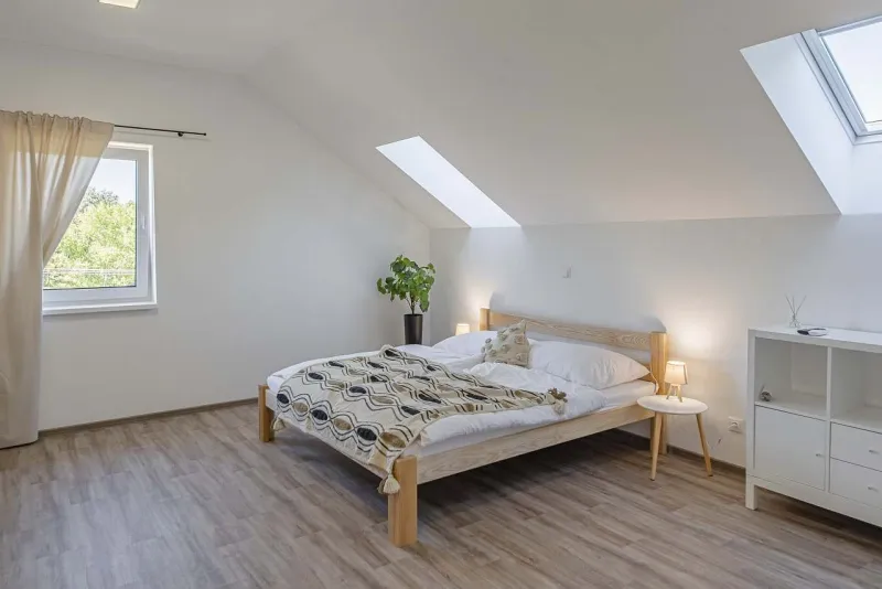 Podkrovní ložnice s manželskou postelí