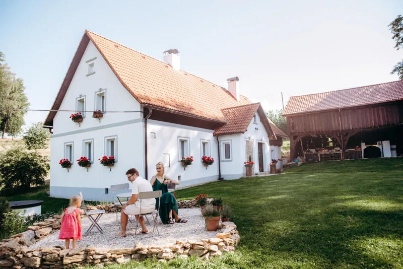 Léto je v naší zahradě barevné! Trávník je krásně zelený a posezení obklopené levandulí vybízí k odpočinku a relaxaci.