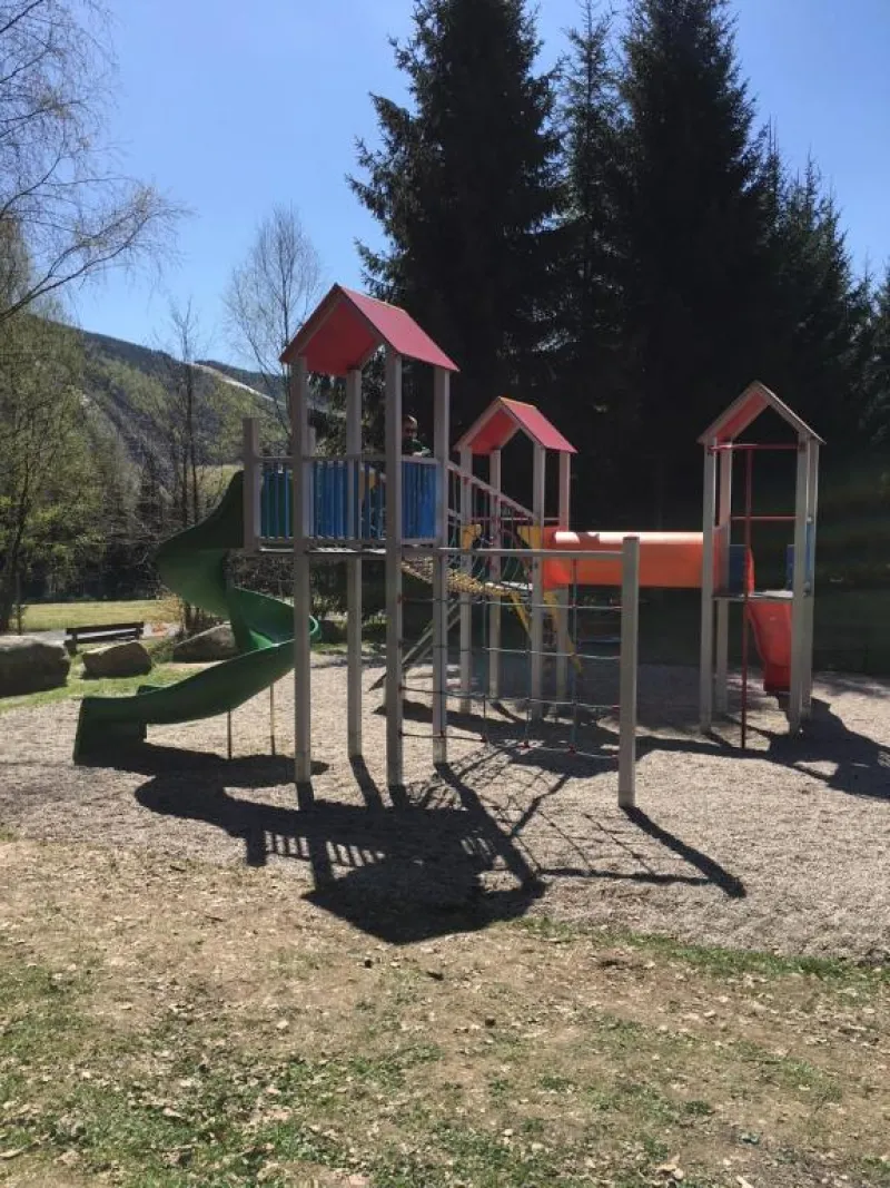 Dětské hřiště se skluzavkou a prolézačkami