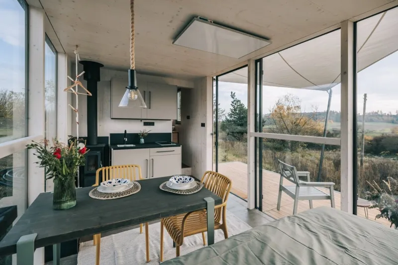Tiny house s kuchyňkou, kamny a prosklenou stěnou