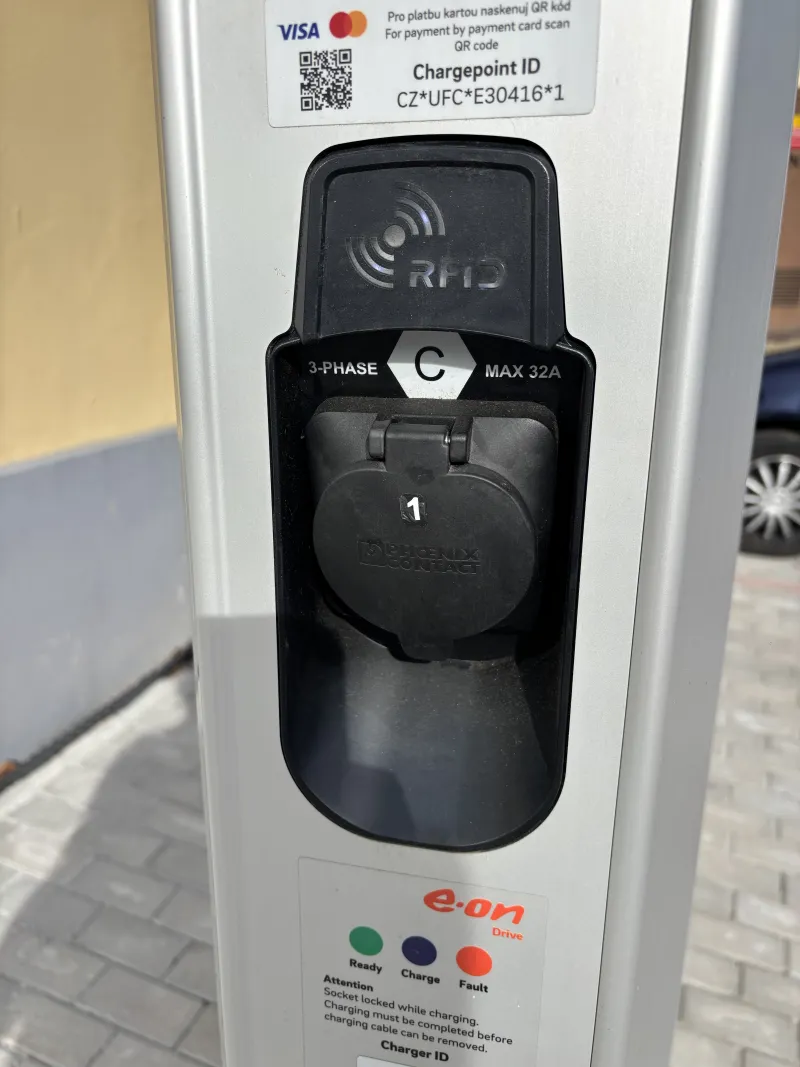 Dobíjení elektromobilu (poblíž, za poplatek)