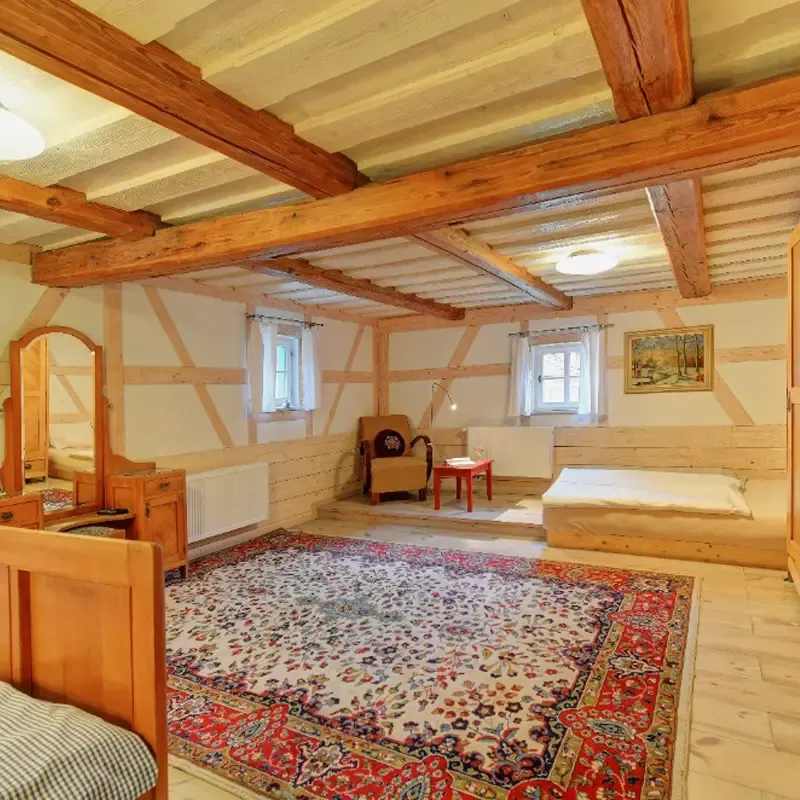 Obývací pokoj s lůžky a kobercem
