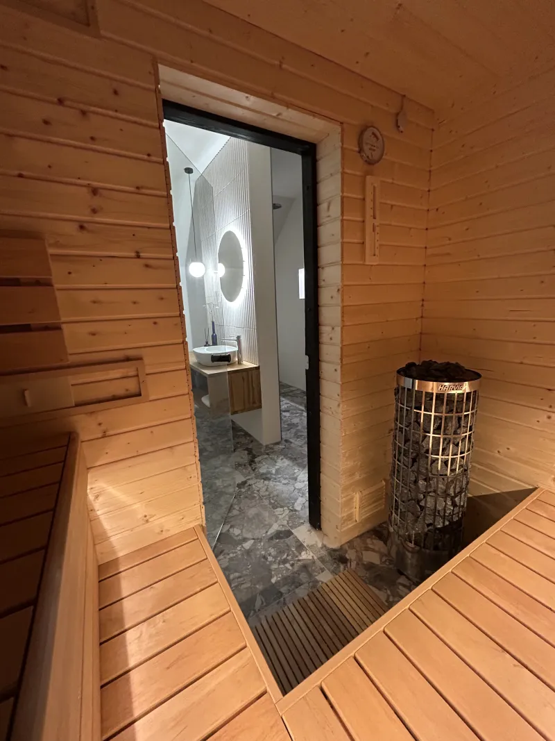 Finská sauna součástí koupelny.