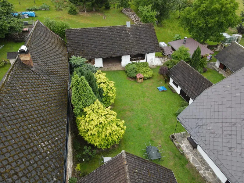 Letecký pohled na chalupu se zahradou