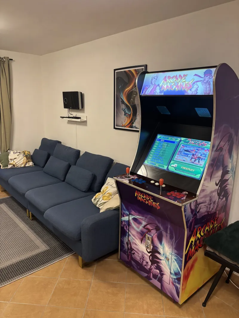 Obývací pokoj (posezení, retro arcade, projektor)