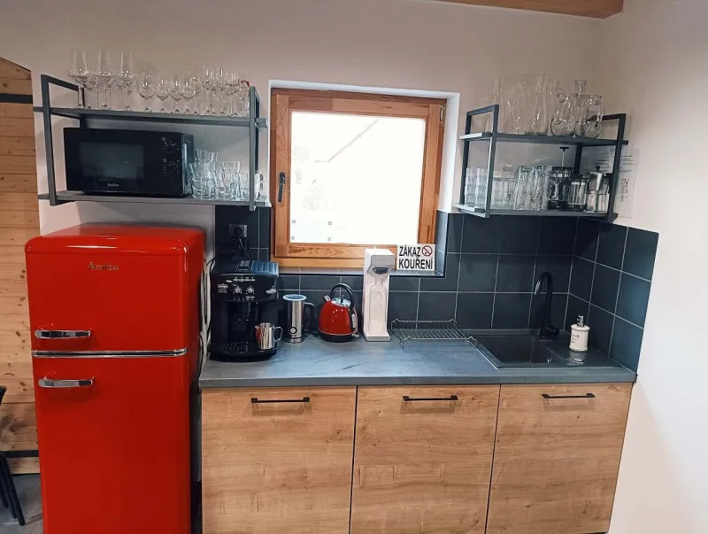Kuchyňský kout s červenou retro lednicí