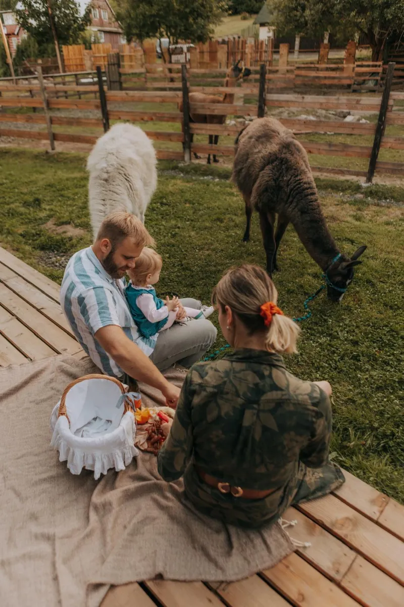 Piknik na terase s rodinou a lamami