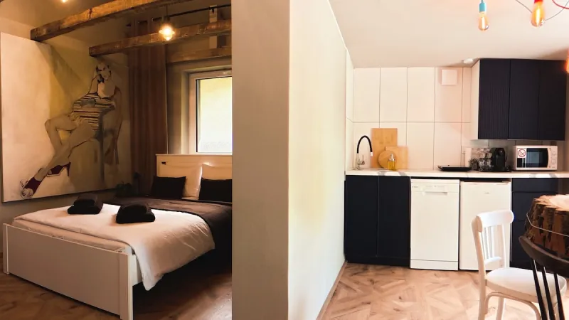 Ložnice s velkým obrazem a kuchyňský kout