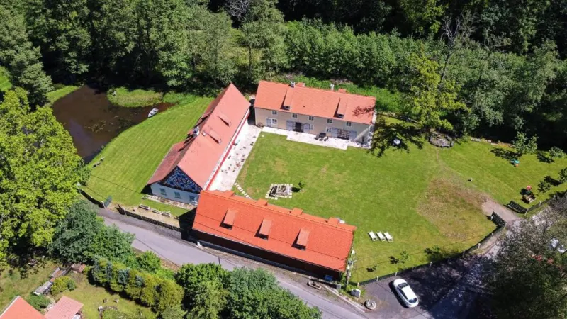 Pohled shora na areál s rybníčkem a dvorem