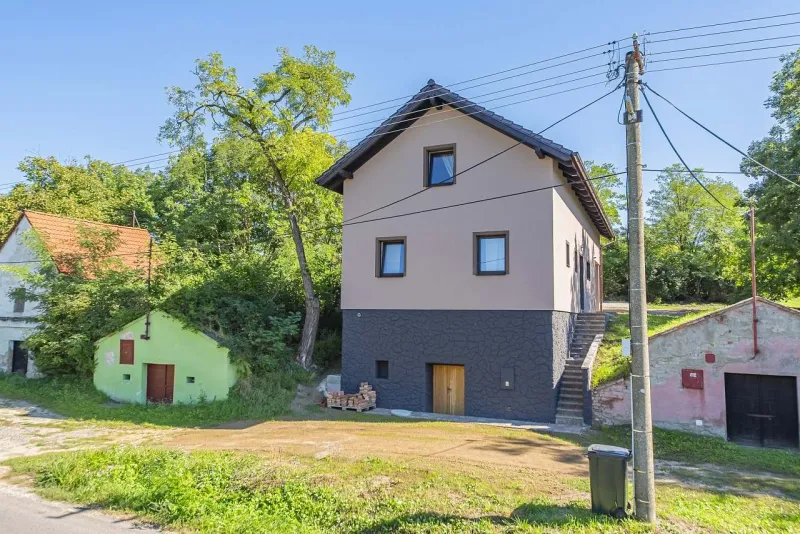 Renovovaný domek se sklepními stavbami v okolí