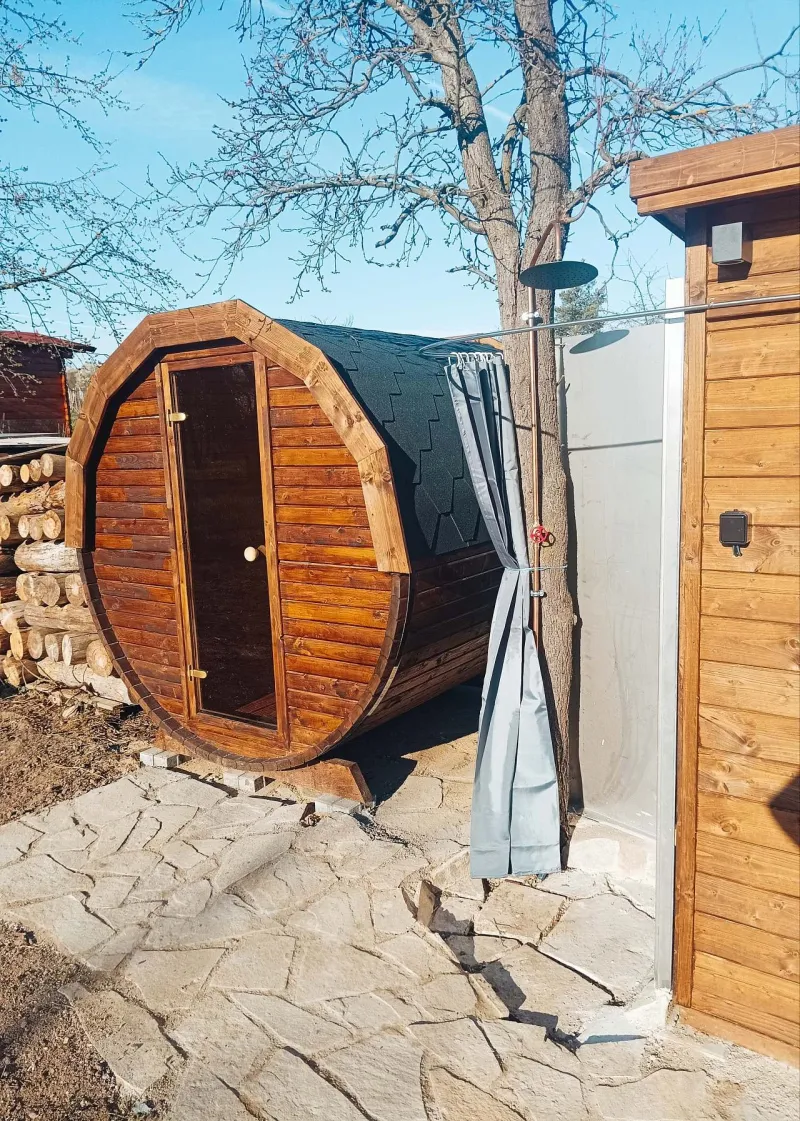 Sudová sauna s venkovní sprchou