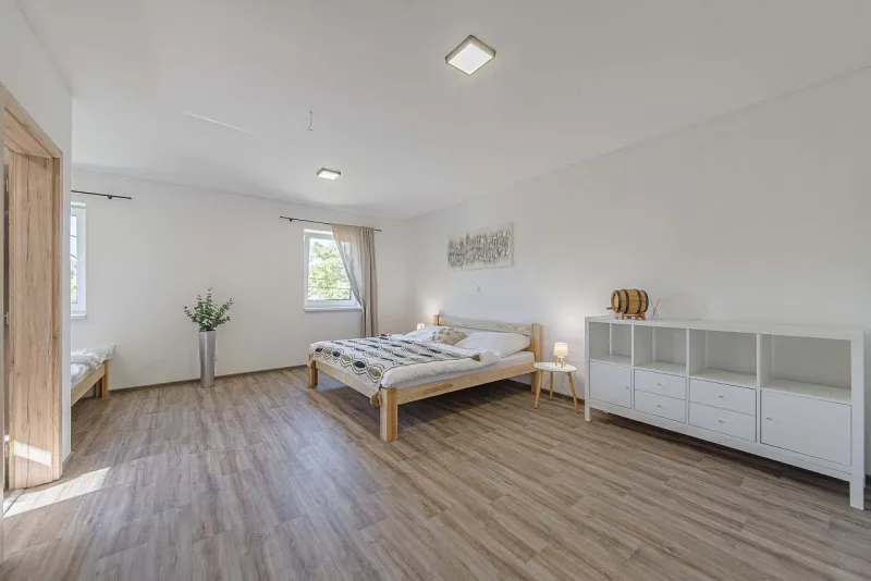 Prostorná ložnice s manželskou postelí