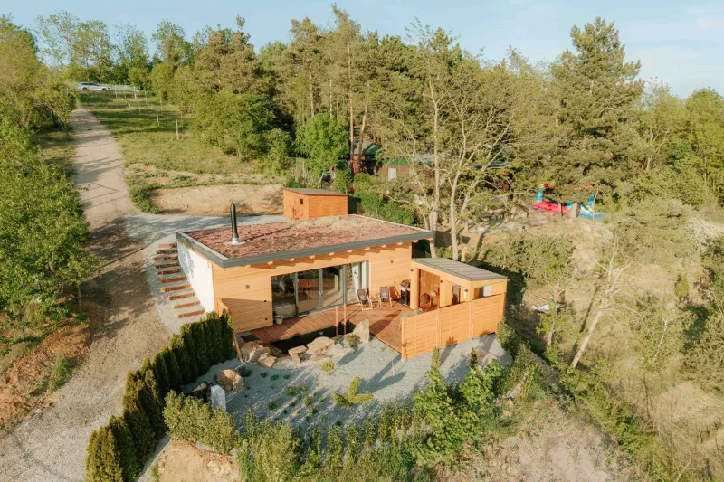 Moderní dřevěný domek s terasou v zeleni