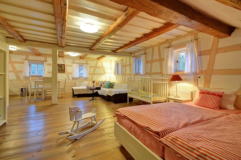 Obytný pokoj s dvojlůžkem, kuchyňským a jídelním koutem